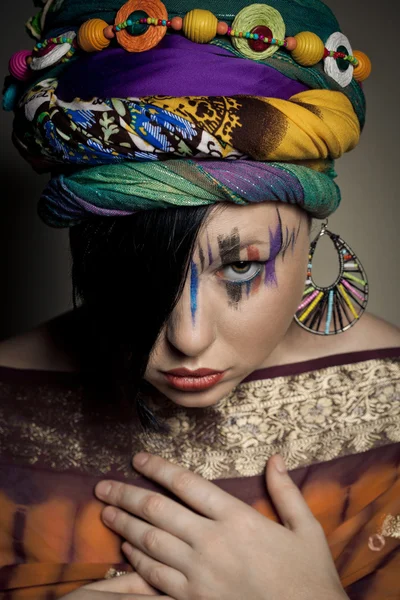 Retrato de mujer morena joven con maquillaje de moda en ba marrón — Foto de Stock