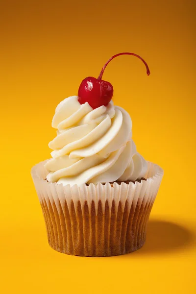 Cupcake à la cerise rouge isolé sur fond orange avec des copies — Photo