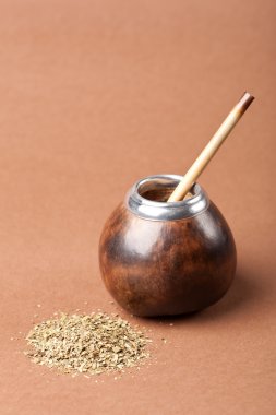 su kabakları ve bombilla yerba mate izole kahverengi backgrou ile