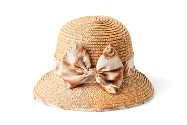 Жіночий літній солом'яний капелюх з бантом ізольовано на білому тлі — стокове фото