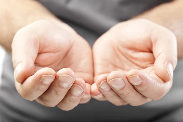 Duas mãos masculinas como se dando, mostrando ou segurando conceito — Fotografia de Stock