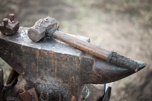 Hammer on blacksmith anvil — Stock Photo, Image
