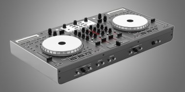 izole gri arka plan üzerinde siyah dj mixer denetleyicisi