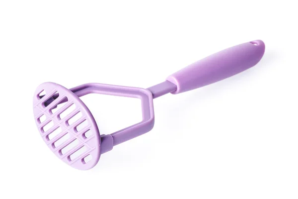 Masher de batata de plástico roxo isolado no fundo branco — Fotografia de Stock