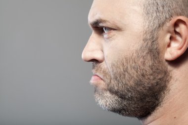 yan izole polis ile gri arka plan üzerinde kasvetli adam portresi