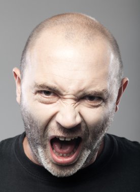 kızgın adam sreaming gri arka plan üzerinde izole portresi