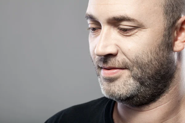 Portrait of thoughtful mature caucasian man isolated on gray bac — Stock Photo, Image