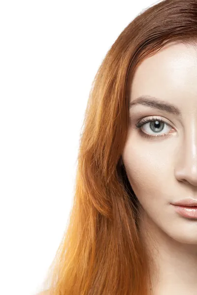 Portret van jonge vrouw mooie roodharige geïsoleerd op witte achterzijde — Stockfoto