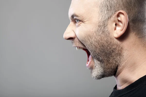 Retrato de homem irritado sreaming isolado em fundo cinza com — Fotografia de Stock