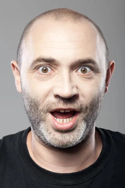 Portrait d'homme étonné isolé sur fond gris — Photo