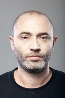 gri arka plan üzerinde izole adam portresi