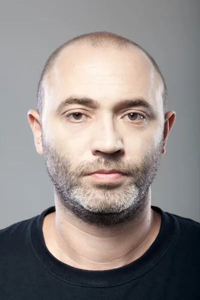 Retrato de hombre aislado sobre fondo gris — Foto de Stock