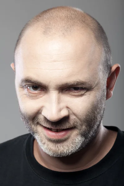 Retrato de hombre sombrío aislado sobre fondo gris — Foto de Stock