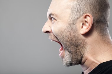 kızgın adam ile boşaltmak izole üzerinde gri arka planda çığlık