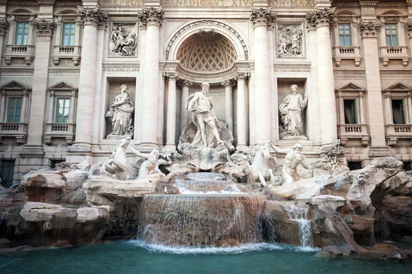 Beroemde fontein di trevi in rome, Italië — Stockfoto
