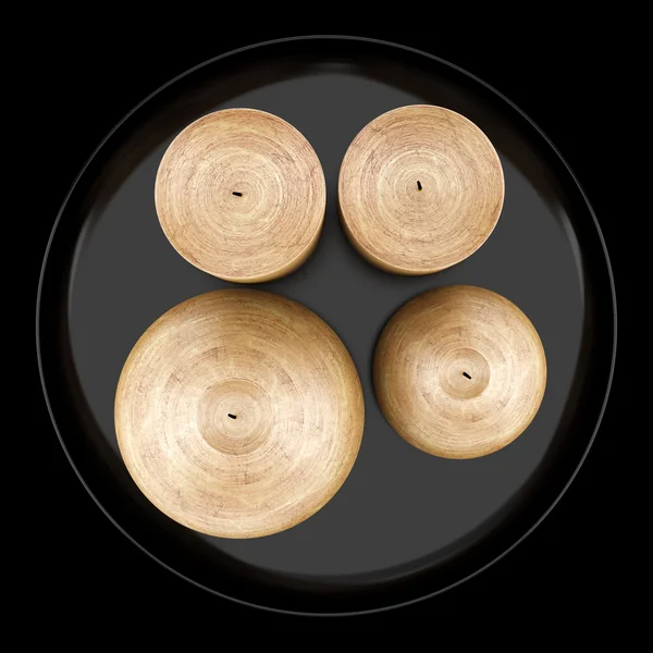 Vista superior de quatro velas marrons no prato isolado no backgro preto — Fotografia de Stock
