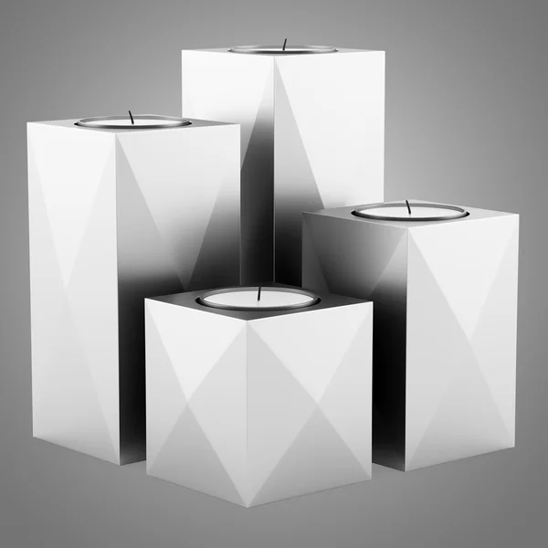 Четыре металлических подсвечника со свечами, изолированными на серой спине — стоковое фото