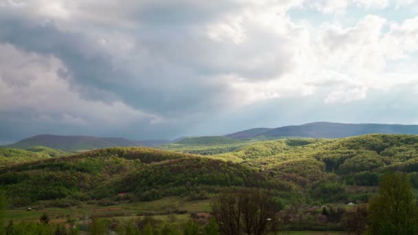 Nuages se déplaçant sur les montagnes des Carpates laps de temps — Video