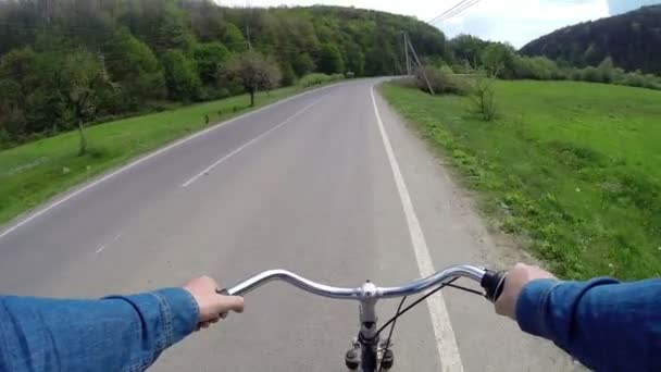 Rides a bicycle on a country road — Stock Video