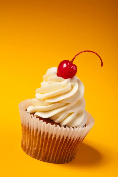 Cupcake à la cerise rouge isolé sur fond orange avec des copies — Photo