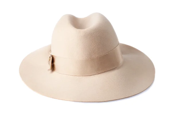 Sombrero de fieltro femenino beige aislado sobre fondo blanco — Foto de Stock