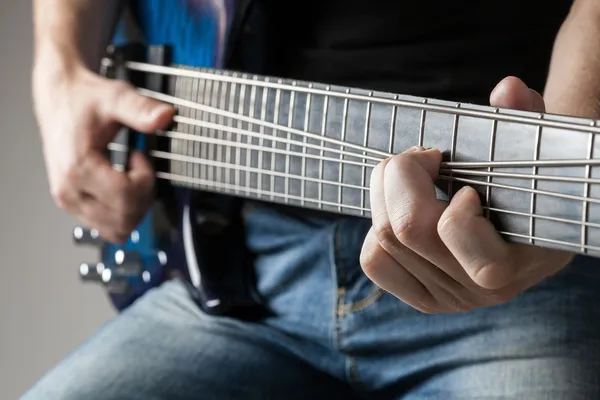 Músico masculino tocando en el bajo —  Fotos de Stock