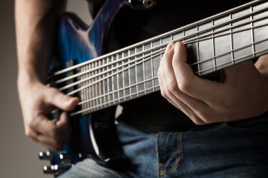 6 telli bas gitar çalmaya erkek müzisyen