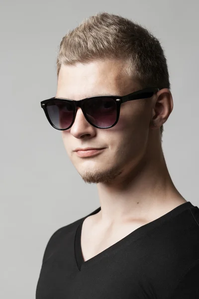 Portré, fiatal férfi napszemüveg elszigetelt világos háttér — Stock Fotó