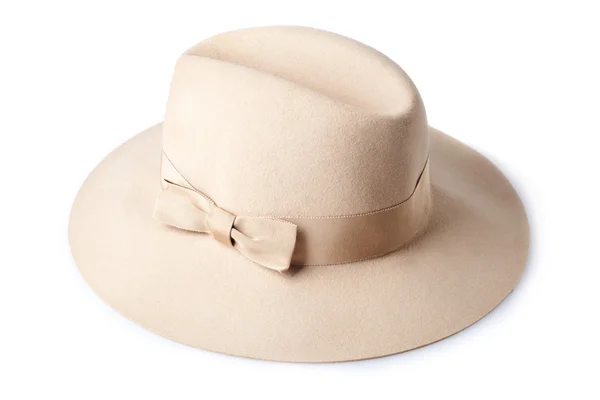 Sombrero de fieltro femenino beige aislado sobre fondo blanco — Foto de Stock