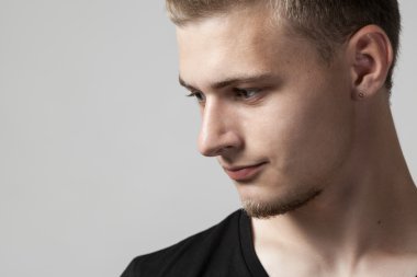 düşünceli genç beyaz adam gri arka plan üzerinde izole