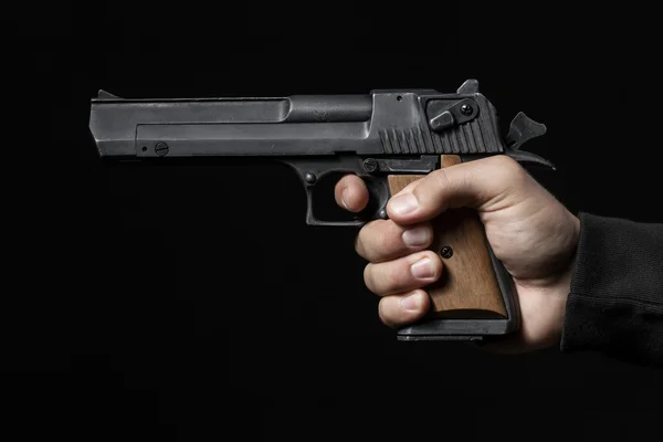 Mano masculina con pistola aislada sobre fondo negro —  Fotos de Stock