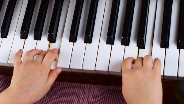 Młoda dziewczyna uczy się grać na pianinie — Zdjęcie stockowe