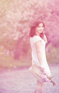 kız beyaz bir elbise için yolda olacak