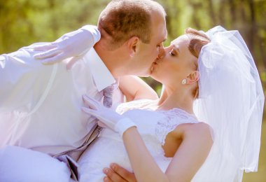el pequeño niño y la madre con el portátil en el parque