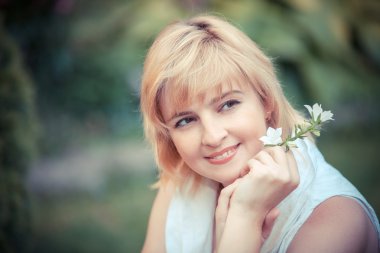 mutlu gülümseyen kadın çiçek