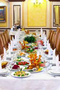 Bir etkinlik ya da düğün resepsiyonu için masa hazır.