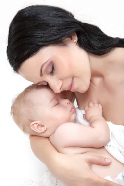 Mutlu anne ve beyaz üzerinde bebek resmi