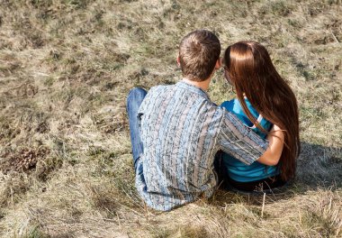 romantik genç bir çift birlikte parkta oturan