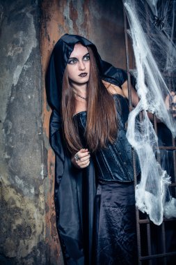 Genç cadı portresi. Cadılar Bayramı, korku.