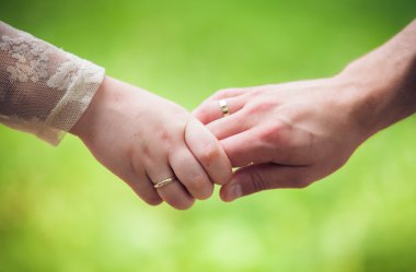 Genç çift Holding portre resim açık havada eller