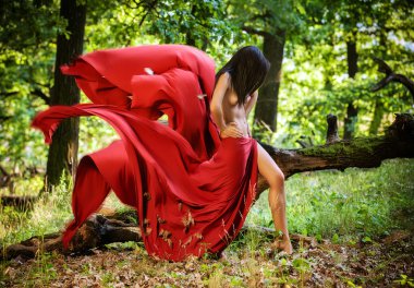 zarif çıplak erkek kırmızı ipek şal açık havada katlanmış