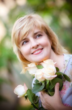 mutlu gülümseyen kadın çiçek