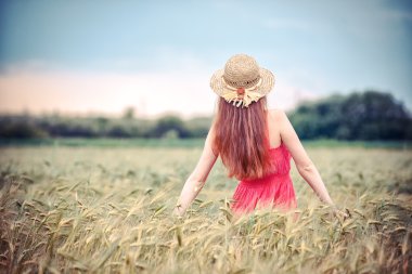 Kırsal kesimde bir kız