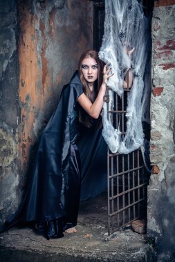 Genç cadı portresi. Cadılar Bayramı, korku.