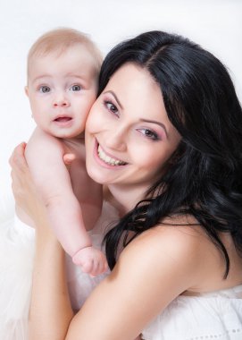 Mutlu anne ve beyaz üzerinde bebek resmi