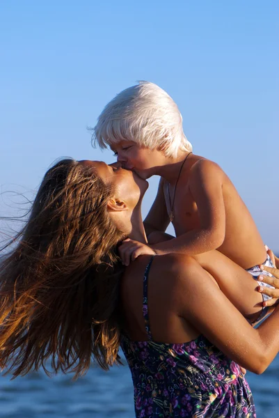 Mutter und Sohn vor himmelblauem Hintergrund — Stockfoto
