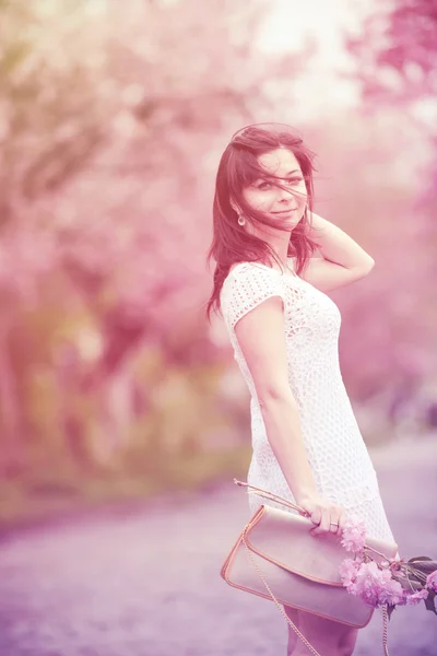 A menina que vai a caminho de um vestido branco — Fotografia de Stock