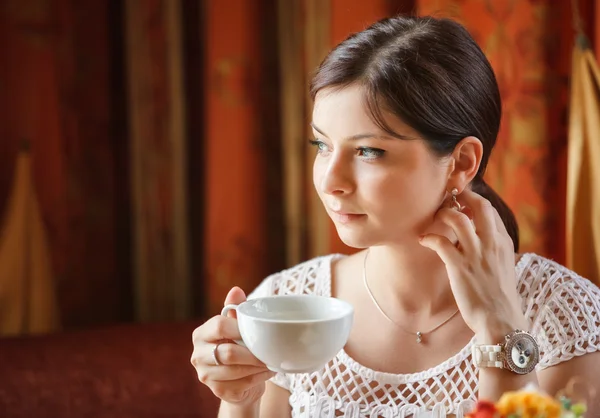 カフェでお茶マグカップとエレガントな女性 — ストック写真