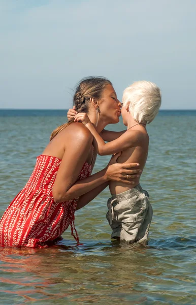 Jeune mère et fils en mer — Photo