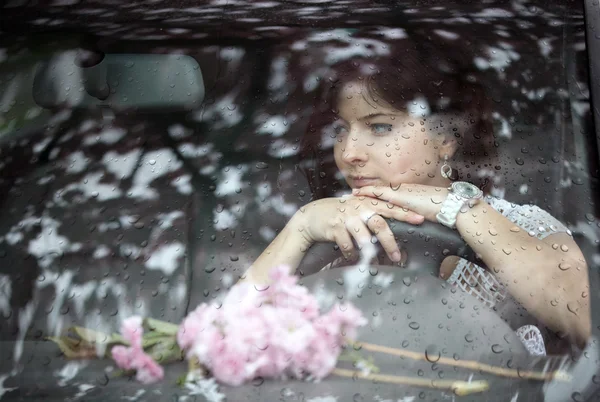 Mooi meisje in een auto — Stockfoto